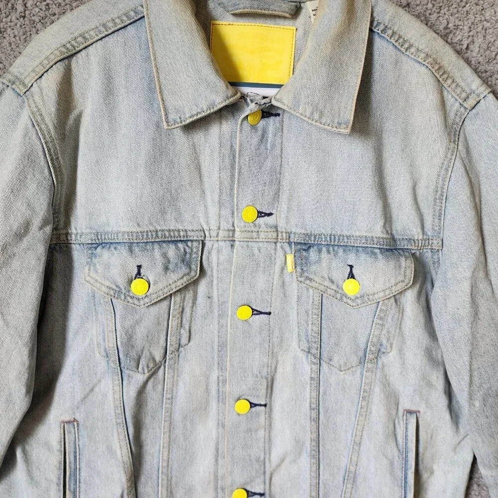 Levi’s Type 3 Light Wash Blue Denim Yellow Metal Button Up Trucker Jacket Size M